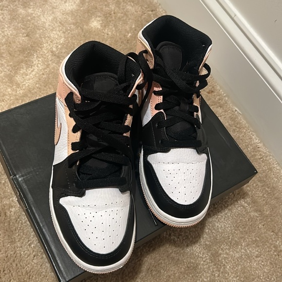 Nike Air Jordan 1 Mid 4.5Y (GS) Arctic Orange (Soft Pink) Black Toe - Picture 3 of 4